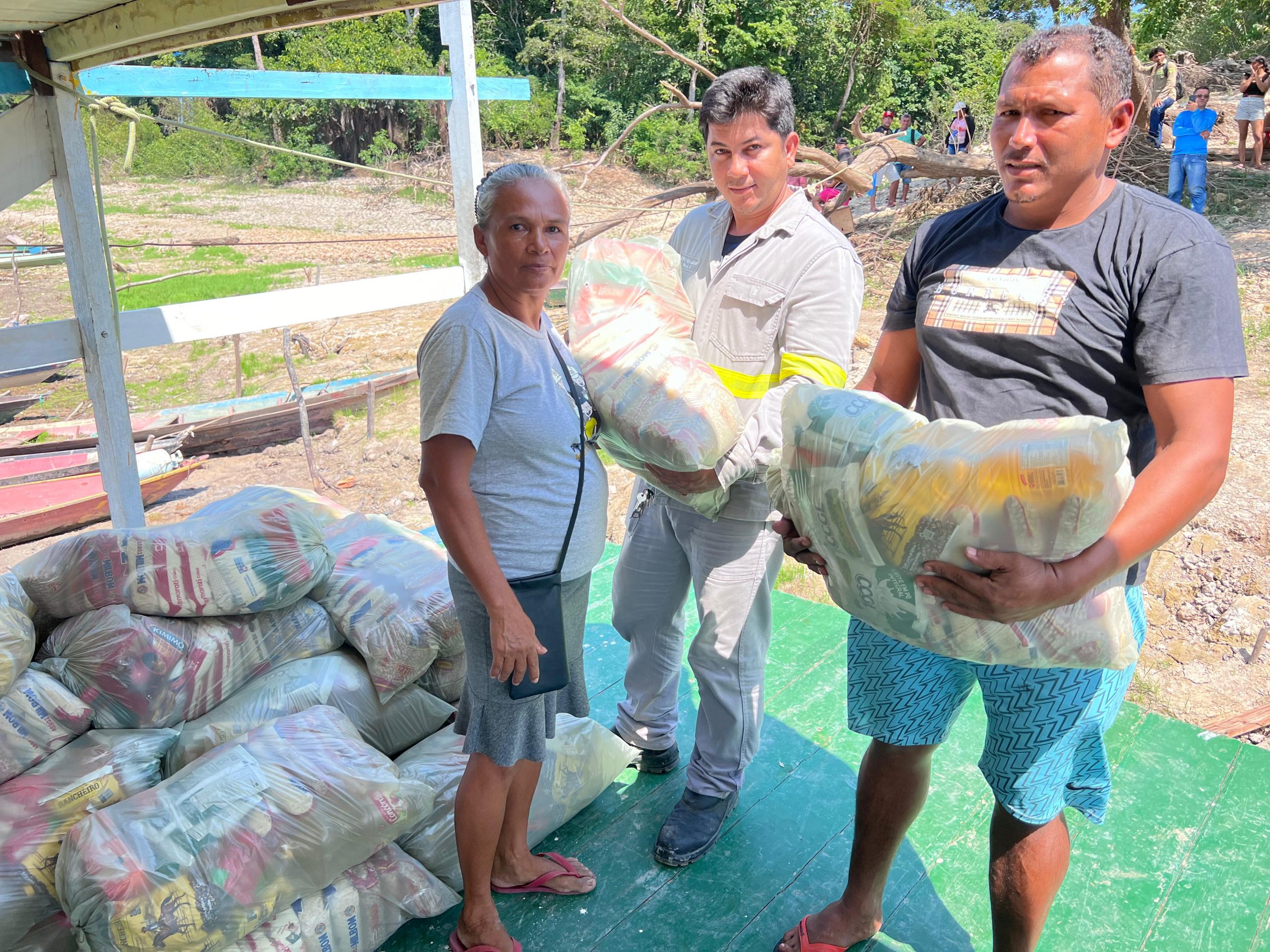 Prefeitura de Oriximiná entrega mais de 300 cestas humanitárias para comunidades ribeirinhas